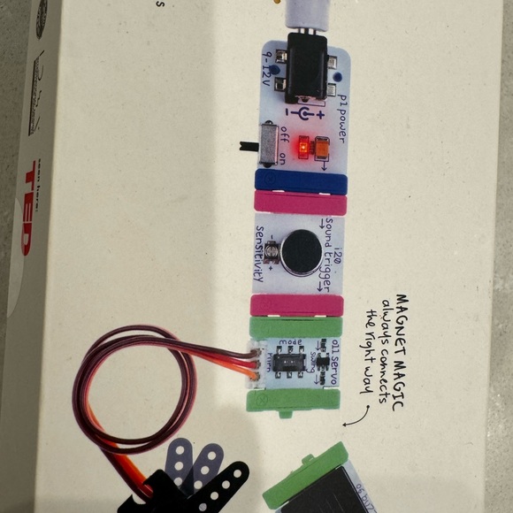 Little Bits Deluxe Circuit Kit and STEM Toy Ages 8+ - Picture 3 of 16